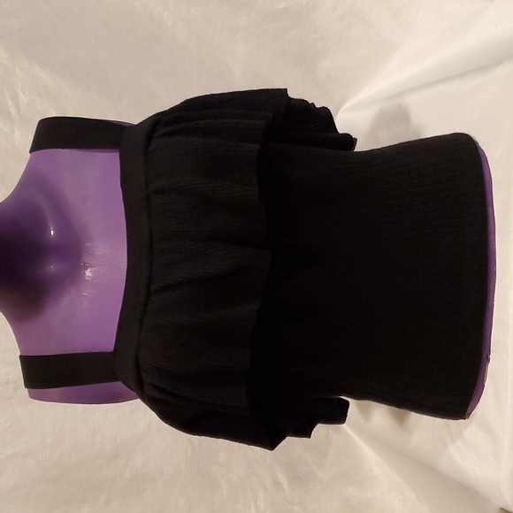 SZ. MEDIUM CHARLOTTE RUSSE BLACK RUFFLED RIBBED KNIT COLD SHOULDER TOP - Picture 7 of 8